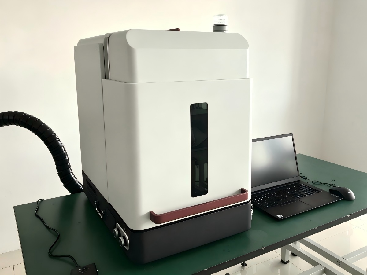 Full cover fiber laser machine, front view