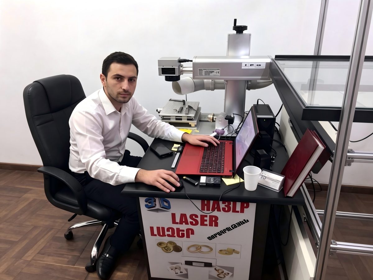 Compact split fiber laser sitting on a jeweler's bench