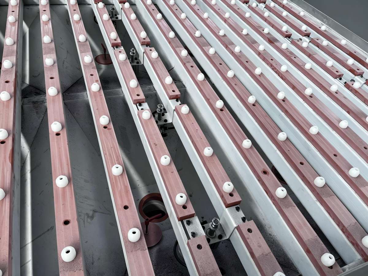 Programmable Syntec control and suction-hole worktable extracting dust on the 2000×3000mm mirror laser sandblasting machine