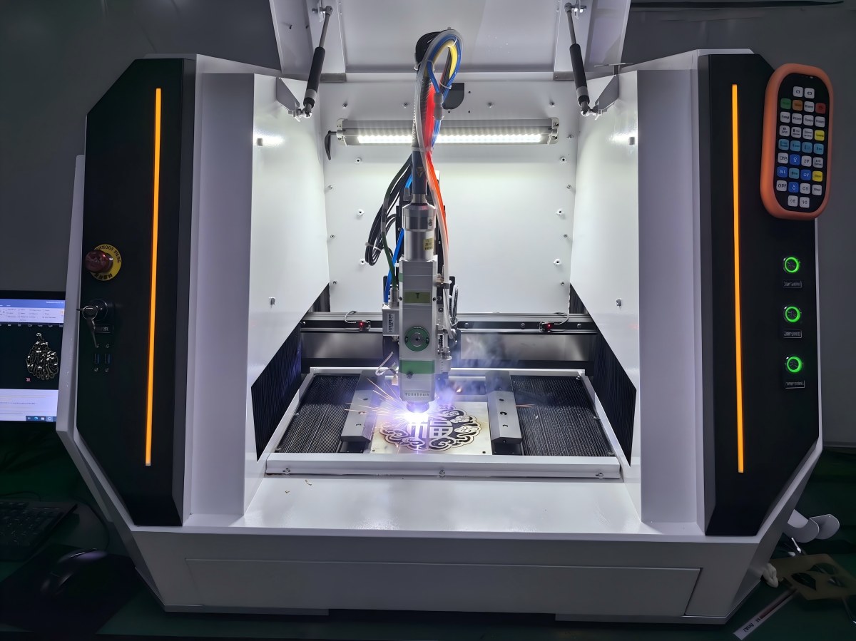 3000W anti-high-reflection fiber laser cutting a pure gold and silver jewelry pendant