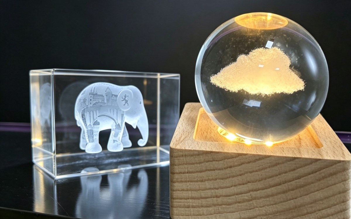 Portraits and 3D models engraved inside crystal blocks and balls