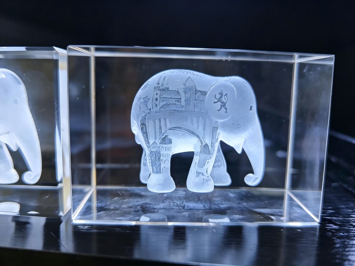 Full 3D model engraved inside a crystal block