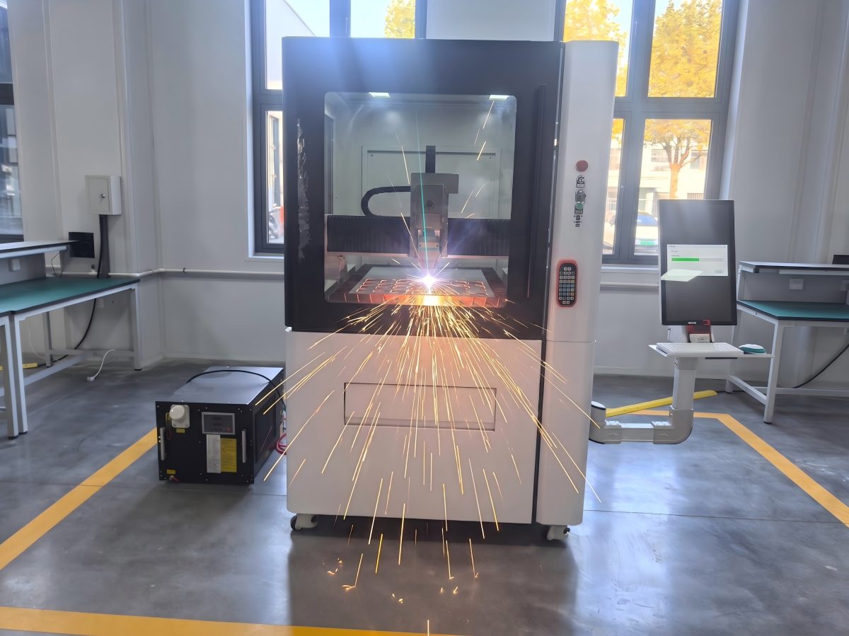 600x600mm fiber laser cutting machine with fully enclosed CE cabinet