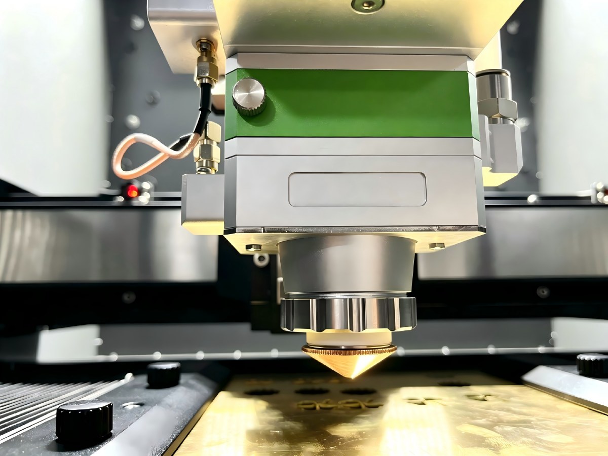 Fiber laser cutting head with auto-focus