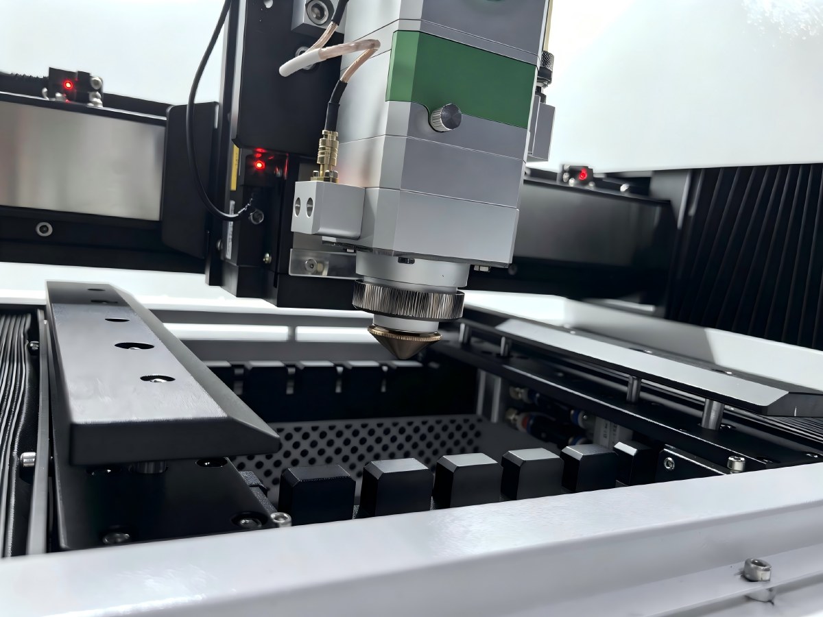 RayTools cutting head on a jewelry fiber laser cutting machine
