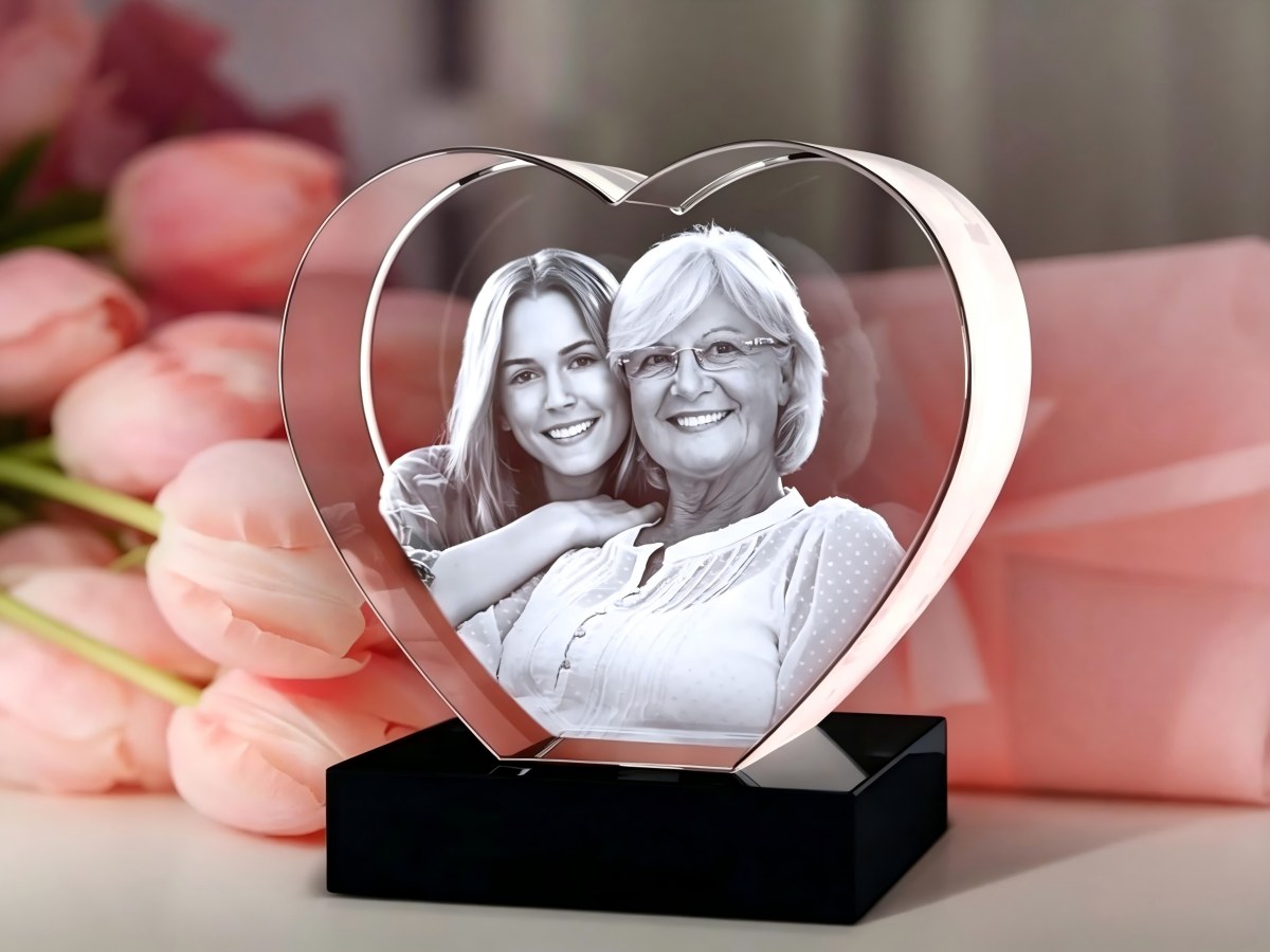 Souvenir crystal engraved with a landmark image