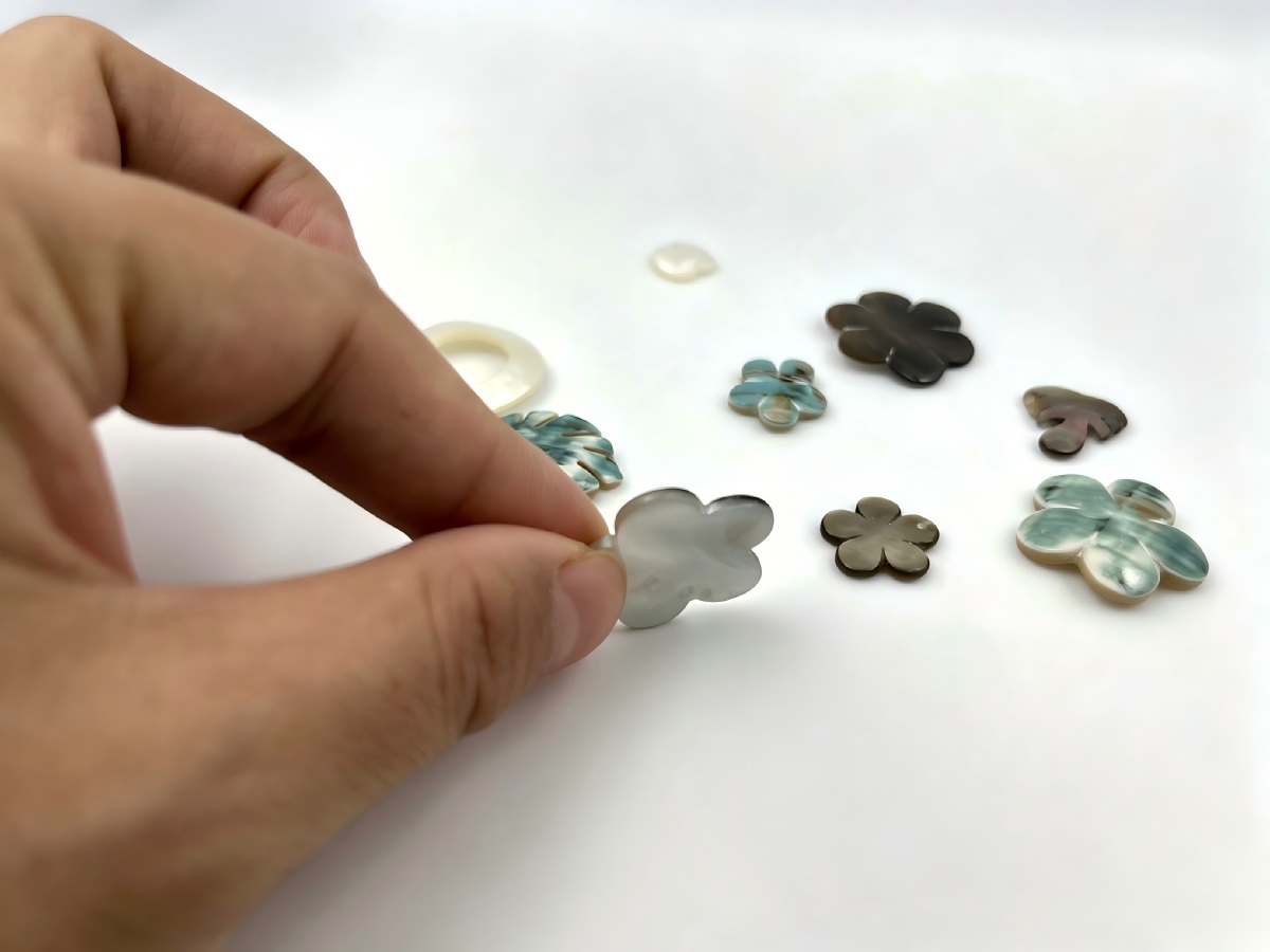 UV laser cut shell buttons and brand logos