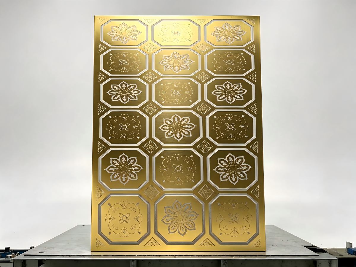 Oversized metal panel marked in one pass by a 3D large-format laser